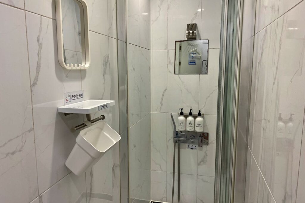 Hotel 1 capsule showers